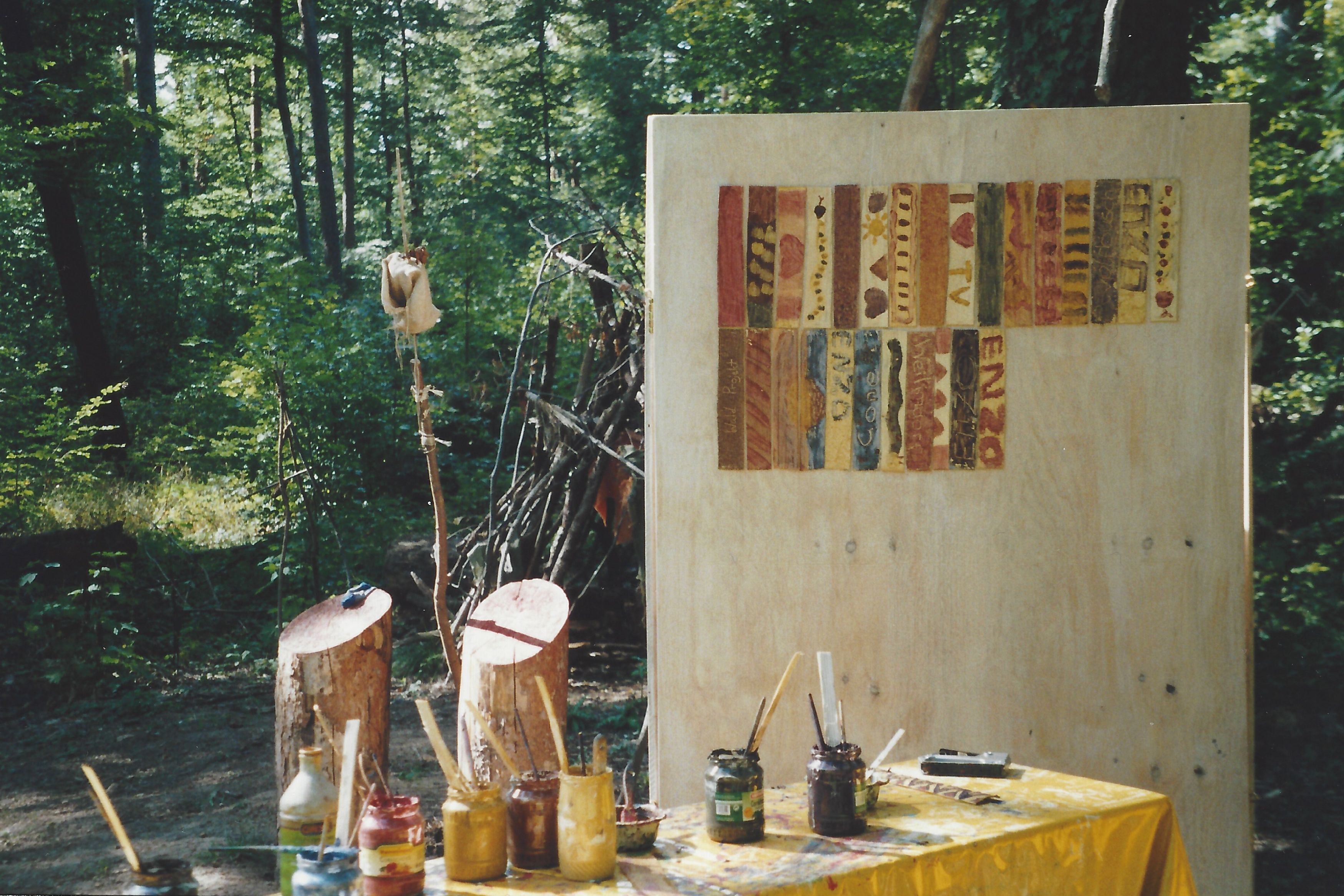 Basteltisch und Malen mit Pinseln als Kinderunterhaltung in Stuttgart